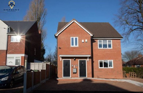 Smethwick Apartment | Modern 3-Storey Apartment & Free Parking