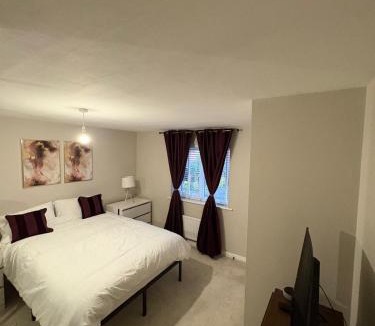Cradley House | Modern 3BR house in a serene estate in Halesowen