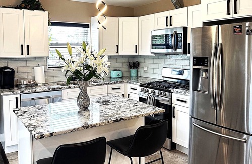 Oak Lawn Apartment | Modern 3BR Near Midway Airport Free Parking