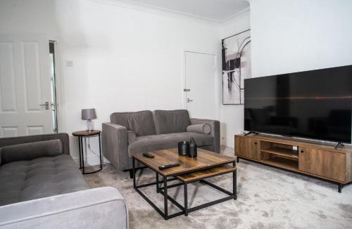 Cradley Apartment | Modern 4BR Home in Dudley