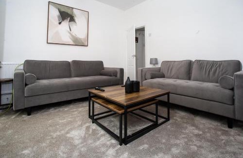 Cradley Apartment | Modern 4BR Home in Dudley