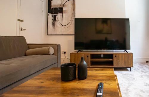 Cradley Apartment | Modern 4BR Home in Dudley