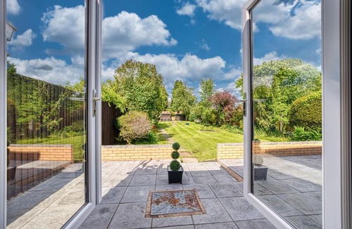 Shirley House | Modern 5 bed house In Solihull, Close to the NEC, Airport and Solihull Town - Parking