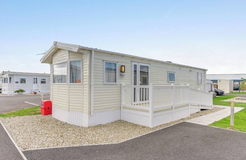 Bleadon House | Modern and contemporary 12ft-wide caravan with two twin.