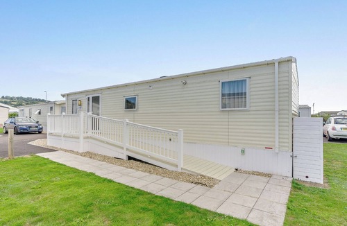 Bleadon House | Modern and contemporary 12ft-wide caravan with two twin.
