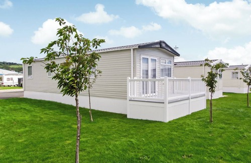 Bleadon House | Modern and contemporary 12ft-wide caravan with two twin.