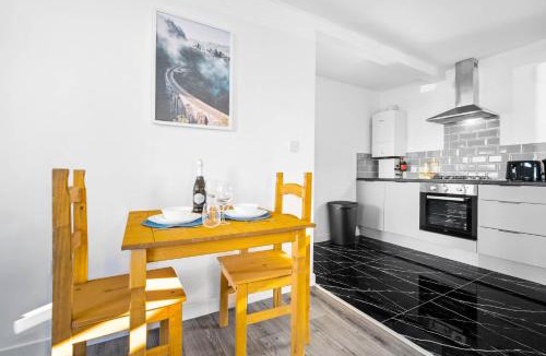 Cradley Heath Apartment | Modern Apartment - On Street Parking - Netflix 1MH