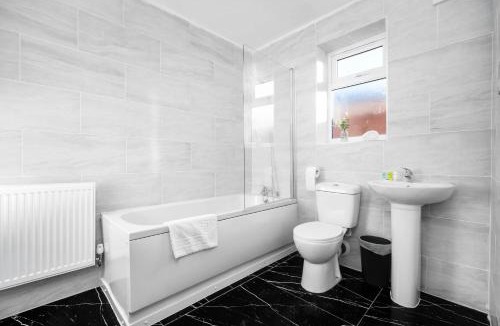 Cradley Heath Apartment | Modern Apartment - On Street Parking - Netflix 1MH