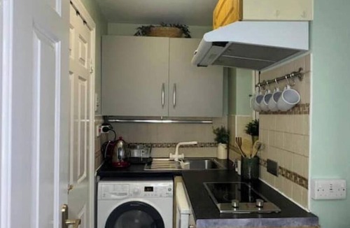 Oldbury Apartment | Modern Budget Studio Birmingham | Private Kitchen, Parking & Smart Amenities