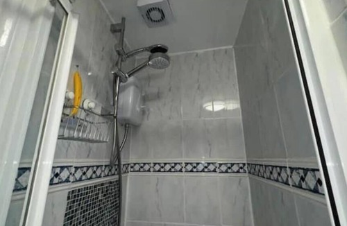 Oldbury Apartment | Modern Budget Studio Birmingham | Private Kitchen, Parking & Smart Amenities