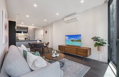 Melbourne Central Business District Apartment | Modern City Apartment With Stunning Views
