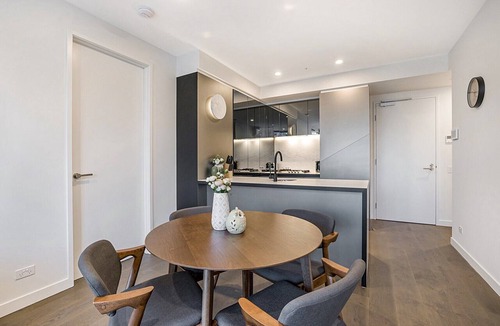 Melbourne Central Business District Apartment | Modern City Apartment With Stunning Views