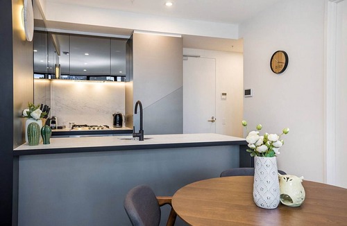 Melbourne Central Business District Apartment | Modern City Apartment With Stunning Views