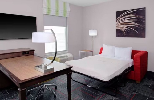 Columbus Hotel | Modern Comforts | Free Breakfast & WiFi | Columbus Scenic Stay | Near Scotio Dow