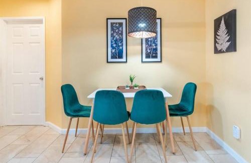 Mosswood House | Modern Cottage near many conveniences
