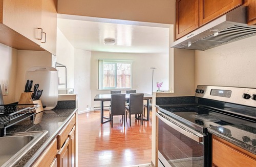 Albany Apartment | Modern & Cozy 2 Bedroom 2 Bathroom Suite with Sofabed 75" TV