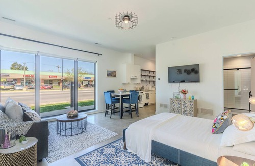 Oak Park Apartment | Modern Deluxe Studio Suite in lovely Oak Park!