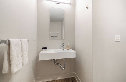 Burns Park Apartment | Modern Full-Bed Room w/Ensuite | Steps from Big House