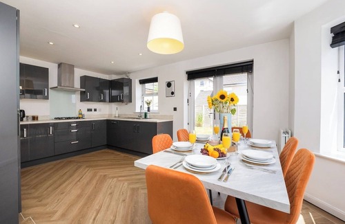 Patchway House | Modern Home | Parking | Families & Contractors