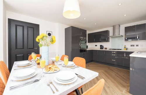 Patchway House | Modern Home | Parking | Families & Contractors