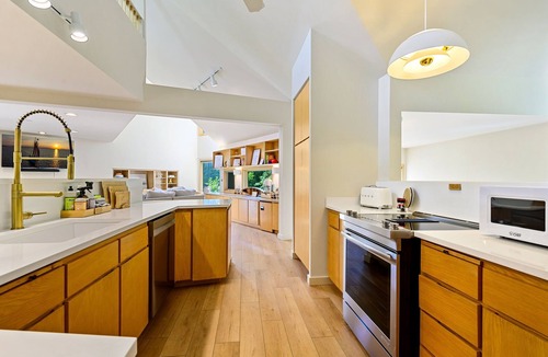Sister Bay House | Modern Home | Walk to Downtown, Hot Tub & GameRoom
