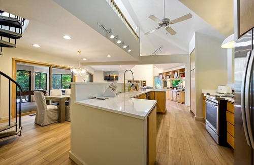 Sister Bay House | Modern Home | Walk to Downtown, Hot Tub & GameRoom