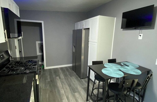 Downtown Toledo House | Modern oasis close to downtown & centrally located