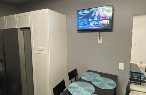 Downtown Toledo House | Modern oasis close to downtown & centrally located