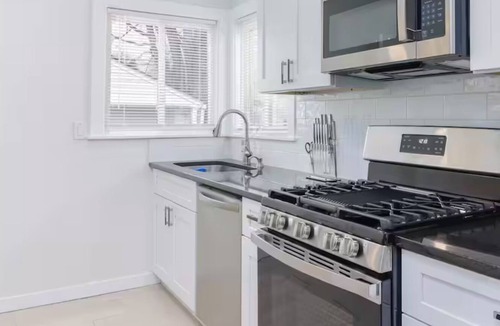 Garden City House | Modern Retreat 3BDR Near DTW & Detroit Downtown