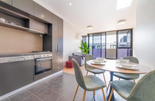 Abbotsford Apartment | Modern Riverside Retreat near Yarra River & CBD