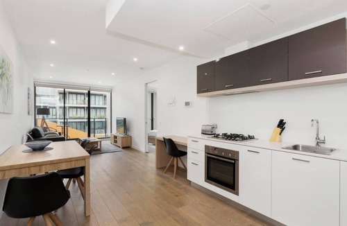 Sandringham Apartment | Modern Sandy Hill Resort Apartment with Pool & Parking
