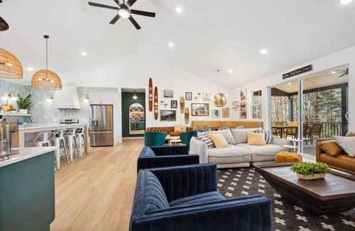Sister Bay House | Modern Sister Bay Retreat | Prime Location