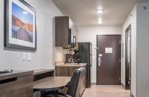 Redding Hotel | Modern Suite w/Kitchen – Experience Ultimate Comfort in Redding