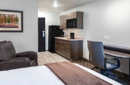 Redding Hotel | Modern Suite w/Kitchen – Experience Ultimate Comfort in Redding