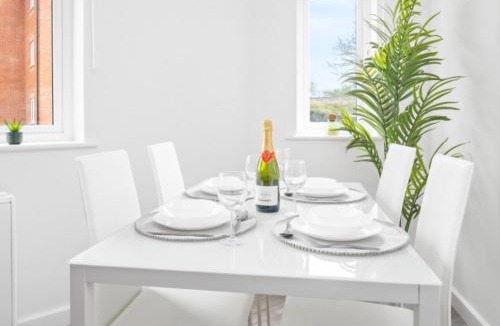Cradley Heath Apartment | Modern Two Bedrooms Apartment - Parking - Netflix 51C