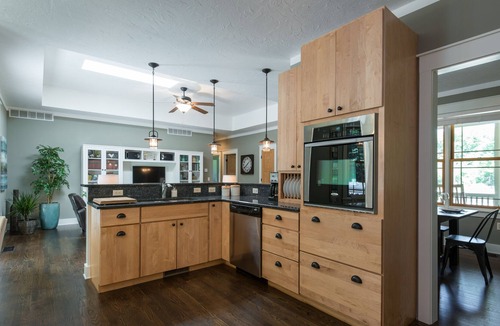 Covert House | Modern Woodsy Cottage: 1/2 mile walk to the lake