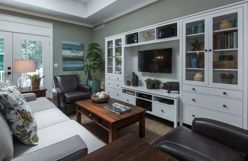 Covert House | Modern Woodsy Cottage: 1/2 mile walk to the lake