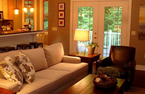 Covert House | Modern Woodsy Cottage: 1/2 mile walk to the lake