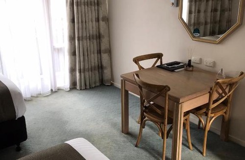 Newborough Hotel | Moe Parklands Motel
