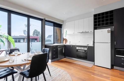 Mordialloc Apartment | Moments to Sand on Bear