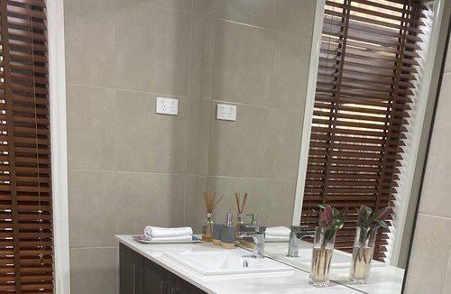 Oakleigh House | Morden & Luxury - Minutes to Shops & Train
