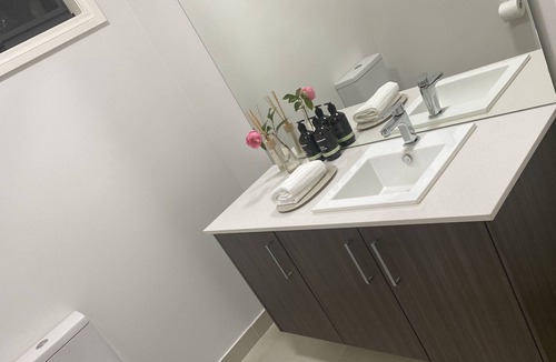 Oakleigh House | Morden & Luxury - Minutes to Shops & Train