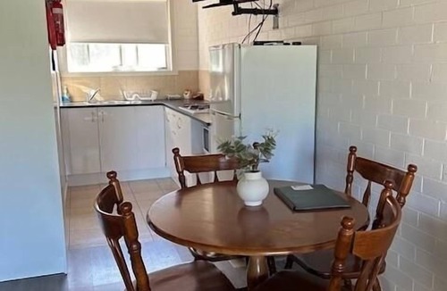 Thornton Apartment | MOTEL 4 - Sleeps 4 - Queen bed, bunk set