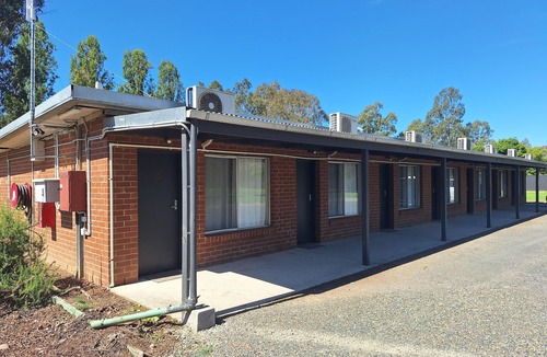Thornton Apartment | MOTEL 5 - Sleeps up to 5 - Queen bed, single bunk set, trundle bed