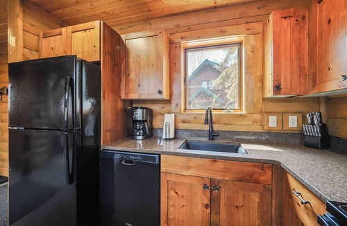 Boyne City Cabin | Mountain Cabin 852| Ski-In/Ski-Out | Sleeps 12 | Balcony Deck