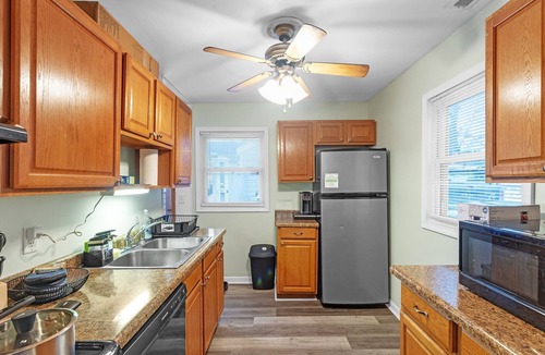 Lansing House | MSU area, 65 inch TV, elevated deck, pets welcome, full kitchen, TV in bedroom.