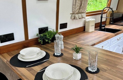 City Centre Cabin | Narrowboat Stern - Stratford - Stay6 - PetFriendly