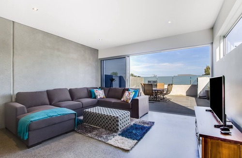 Safety Beach House | Nautilus 1 - modern townhouse, opposite beach, water views