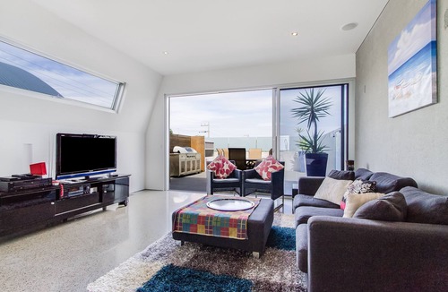 Safety Beach House | Nautilus 2 - Modern beachfront townhouse, opposite beach, water views