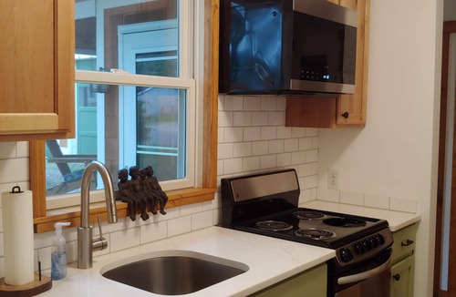 Lake Leelanau House | Need a getaway? Charming Lake Leelanau village cottage